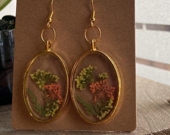 Pendientes florales de resina con marco ovalado dorado / Joyas de flores prensadas auténticas