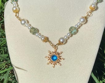 Collar con dije de sol hecho a mano / Joyería bohemia con cuentas de perla y vidrio azul