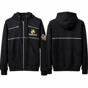 Può includere: Felpa nera con zip, cappuccio e tasche anteriori. Presenta una striscia argentata riflettente sul petto e sulla parte superiore della schiena. Sul petto sinistro è presente un logo di un cane giallo e la scritta "DWGK9PRO".