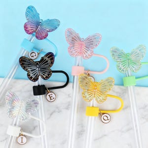 Set Di 6 Accessori Stanley Per Tazza 0,9 L: Copri Paglia Con Fiocco Glitterato, Stivale In Silicone, Tappi E Catene Farfalla
