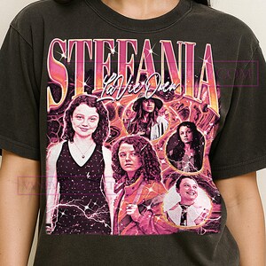 Puede incluir: Una bandeja de servir de madera hecha a mano con acabado natural. De forma rectangular con esquinas redondeadas, tiene bordes elevados y dos asas recortadas. La veta de la madera es visible. Dimensiones: 30 cm x 20 cm aproximadamente.