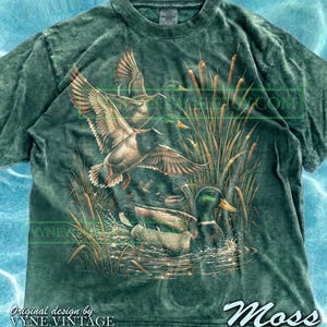 Vintage Mallard Ducks Comfort Colors® Tshirt, Retro Hunting Tees, Nature Wildlife Sweater, Bird Lover Tanktop, Flying Drake Design imagen 3