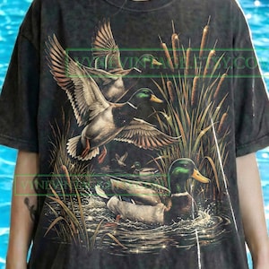 Vintage Mallard Ducks Comfort Colors® Tshirt, Retro Hunting Tees, Nature Wildlife Sweater, Bird Lover Tanktop, Flying Drake Design imagen 1
