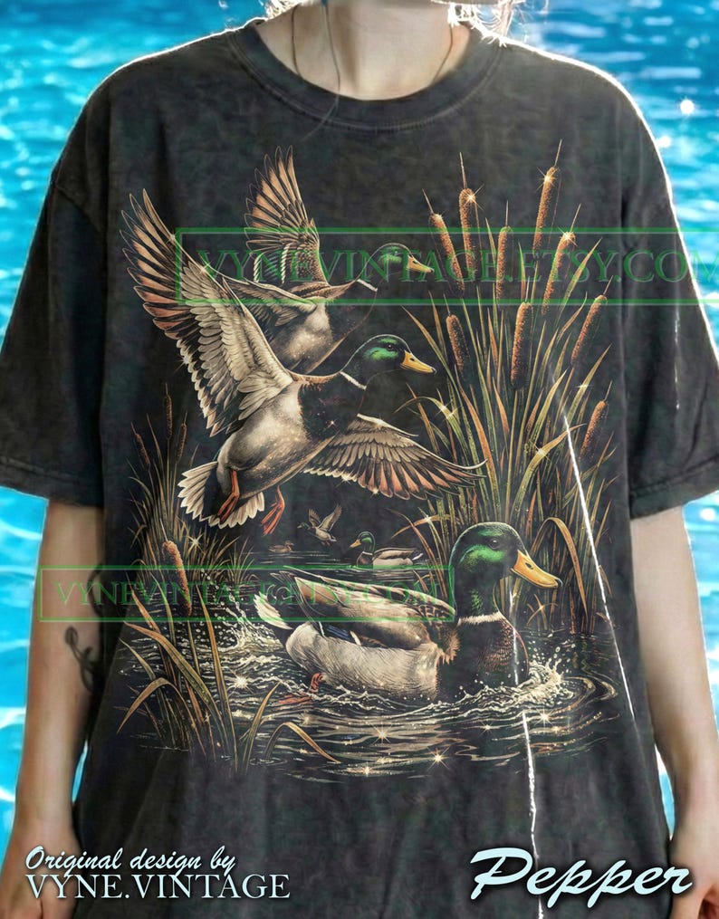 Vintage Mallard Ducks Comfort Colors® Tshirt, Retro Hunting Tees, Nature Wildlife Sweater, Bird Lover Tanktop, Flying Drake Design imagen 1