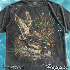 Vintage Mallard Ducks Comfort Colors® Tshirt, Retro Hunting Tees, Nature Wildlife Sweater, Bird Lover Tanktop, Flying Drake Design imagen 2