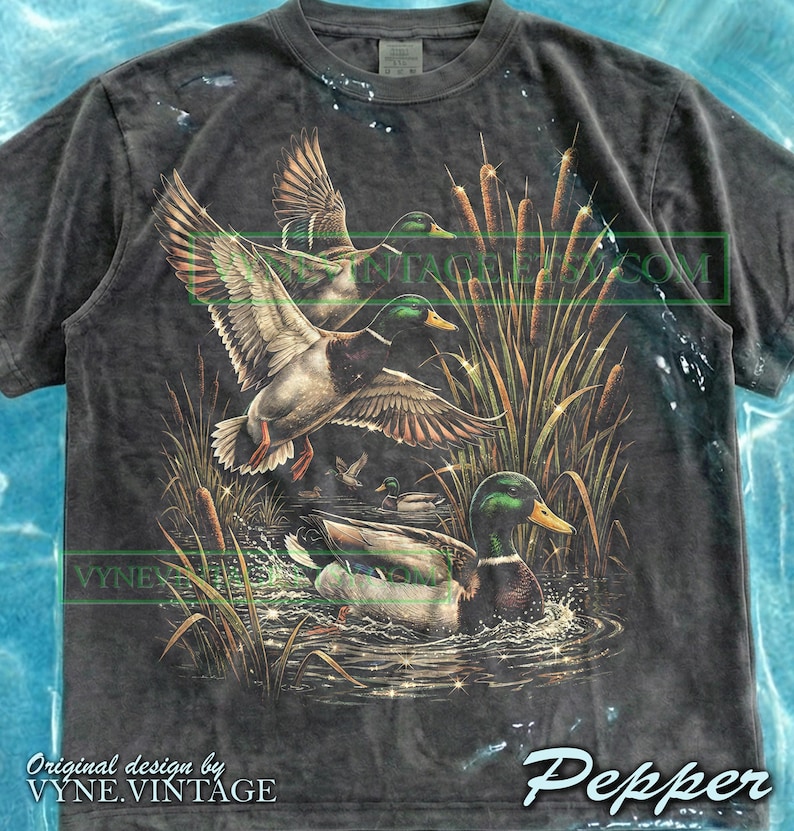 Vintage Mallard Ducks Comfort Colors® Tshirt, Retro Hunting Tees, Nature Wildlife Sweater, Bird Lover Tanktop, Flying Drake Design imagen 2
