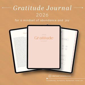 以下が含まれることがあります： 2026年のデジタル感謝日記。3つのタブレットに表示されています。表紙はソフトピーチ色で、オレンジ色の「Gratitude Journal」の文字が入っています。この日記は、豊かさと喜びのマインドセットのために設計されています。画像には「インスタントダウンロード」の文字も含まれています。
