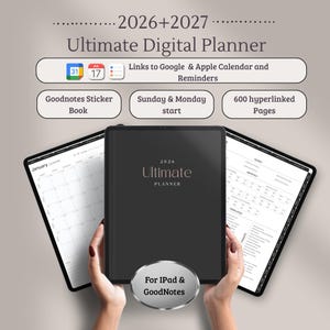 Puede incluir: Un planificador digital negro para 2026 y 2027, titulado "Ultimate Digital Planner". La imagen muestra el planificador en una tableta, con pantallas adicionales que muestran páginas de calendario. Incluye enlaces a Google & Apple Calendar, libro de pegatinas Goodnotes y 600 páginas con hipervínculos.