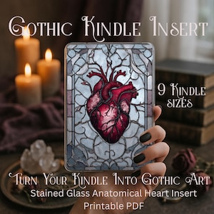 Könnte beinhalten: Ein Gothic Kindle-Einsatz mit einem Buntglasdesign eines roten anatomischen Herzens. Der Text lautet "Gothic Kindle Insert", "9 Kindle Sizes" und "Turn Your Kindle Into Gothic Art". Es ist ein druckbares PDF.