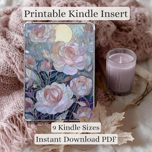 Peut inclure: Une housse Kindle avec un motif floral de roses roses et blanches sur fond bleu et violet avec une pleine lune. Le texte en haut indique "Printable Kindle Insert", et en bas, "9 Kindle Sizes" et "Instant Download PDF".