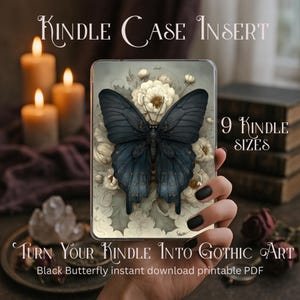 Può includere: Inserto per custodia Kindle con un design a farfalla nera e dettagli floreali. Il testo recita "Kindle Case Insert", "9 Kindle Sizes" e "Turn Your Kindle Into Gothic Art". La custodia ha un'estetica scura e gotica.