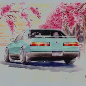 Puede incluir: Pintura a la acuarela de un coche deportivo turquesa, posiblemente un Nissan Silvia, estacionado bajo cerezos en flor con flores rosas. El coche tiene un alerón y la palabra "SILVIA" en la matrícula. El fondo presenta una puesta de sol.