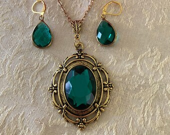 Emerald Green Glass Necklace and Earrings: Gold Plated Ornate Setting