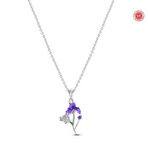 Pode incluir: Um colar de corrente prateada com um pingente em forma de flor de íris roxa com uma pequena borboleta pousada no caule. A borboleta é decorada com pedras transparentes e o caule da flor é detalhado com esmalte verde e uma pequena conta roxa.
