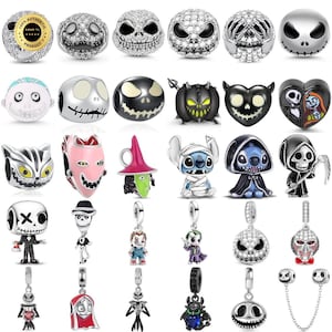 Puede incluir: Una colección de treinta dijes de metal en tono plateado con varios diseños de personajes, incluyendo rostros tipo calavera, figuras inspiradas en películas y formas de corazón. Muchos dijes están adornados con cristales transparentes, esmalte de color o detalles negros.