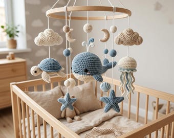 Giostrina per culla all'uncinetto con balena blu dell'oceano, giostrina neutra per culla, giostrina per culla amigurumi fatta a mano, regalo decorativo in stile scandinavo per la cameretta.