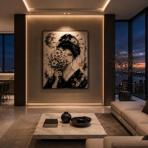 Op de afbeelding: Een groot ingelijst kunstwerk met een geisha die bloemen vasthoudt, met een volle maan op de achtergrond. Het kunstwerk bevindt zich in een moderne woonkamer met uitzicht op de stad in de schemering. De kamer heeft een marmeren salontafel en een beige bank.