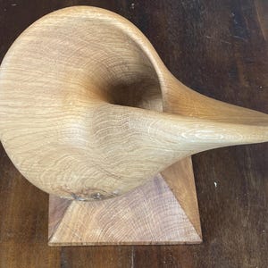 Op de afbeelding: Een witte keramische mok met een zwarte handgreep en de tekst "But First, Coffee" in een vetgedrukte, zwarte letter. De mok staat tegen een neutrale achtergrond, wat het eenvoudige ontwerp benadrukt.