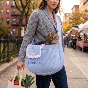 Bolsa de transporte para animais de estimação em algodão acolchoado com bordado personalizado, ideal para viagens com animais de pequeno porte.