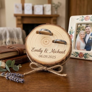 名入れ可能な木製スライスリングボックス、素朴なウェディングリングベアラー、彫刻入りウッドランドホルダー