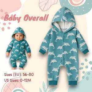Könnte beinhalten: Türkisfarbener Baby-Overall mit Delfinmuster. Der Kapuzen-Overall hat lange Ärmel und eine Knopfleiste. Der Overall wird an einem Baby und flach gezeigt. Der Text "Baby Overall" befindet sich oben im Bild.