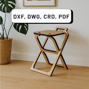 Op de afbeelding: Een opvouwbare houten kruk met een lichte houtafwerking en zwarte rand. De kruk heeft een vierkante zitting en een uniek X-vormig potenontwerp. De tekst "DXF, DWG, CRD, PDF" wordt weergegeven in een witte doos met een zwarte rand.