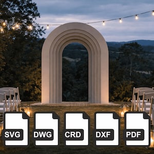 Puede incluir: Una ceremonia de boda al aire libre con un telón de fondo arqueado de tonos neutros y vistas a la montaña. La imagen incluye archivos etiquetados SVG, DWG, CRD, DXF y PDF. Luces de cadena y sillas blancas están dispuestas para una boda.