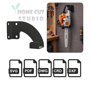 Könnte beinhalten: Schwarzer Metall-Kettensägenhalter mit geschwungenem Design und eine Kettensäge, die an einer Lochwand hängt. Die Kettensäge ist weiß und orange mit einem schwarzen Griff. Das Bild enthält auch Dateityp-Symbole: SVG, PDF, DWG, CRD und DXF. Der Text "HOME CUT STUDIO" ist ebenfalls sichtbar.