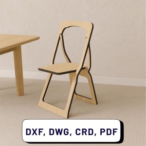 Op de afbeelding: Een lichtgekleurde houten klapstoel met zwarte rand. De stoel staat naast een houten tafel. De stoel heeft een zitting en een rugleuning. De tekst "DXF, DWG, CRD, PDF" staat in een witte rechthoek onderaan.