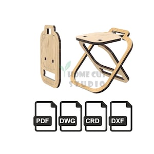 Op de afbeelding: Een lichtbruine houten klapstoel en een platte, opgevouwen versie worden getoond. De kruk heeft een vierkante zitting en gekruiste poten. De opgevouwen versie is een platte, rechthoekige vorm. PDF-, DWG-, CRD- en DXF-bestandspictogrammen zijn ook inbegrepen.