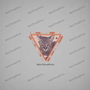 Puede incluir: Diseño gráfico con una ilustración de gato dentro de un triángulo con texto. El texto dice: "No confío en la gente a la que no le gustan los gatos, pero confío en el gato". El diseño es en tonos grises, naranja y blanco.