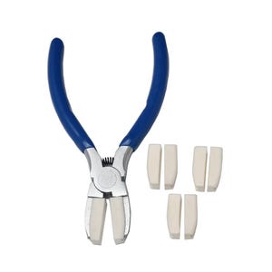 Peut inclure: Une pince en métal avec des poignées en caoutchouc bleu et un mécanisme à ressort. Les mâchoires sont équipées de protections amovibles en nylon blanc. Trois paires supplémentaires de protections de mâchoires en nylon blanc sont incluses.