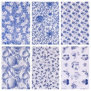 Könnte beinhalten: Eine Sammlung von sechs rechteckigen Stoffmustern mit verschiedenen blau-weißen Mustern. Die Designs umfassen florale Motive, komplizierte botanische Ranken, geometrische Formen und verstreute Blüten auf einem weißen Hintergrund.