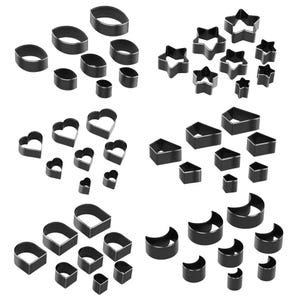 Pode incluir: Uma coleção de cortadores de biscoitos de metal preto em várias formas, incluindo ovais, estrelas, corações, pentágonos, arcos e luas crescentes. Os cortadores estão dispostos em grupos, mostrando diferentes tamanhos para cada forma. Ideal para assar e artesanato.