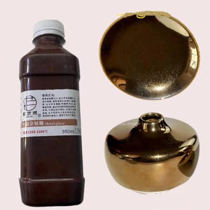 Puede incluir: Una botella de 350ml de esmalte metálico marrón con tapa blanca y una etiqueta con texto en chino y las palabras Metal glaze, junto a una pieza de cerámica dorada circular y un pequeño jarrón de cerámica dorada redondeado con cuello estrecho.