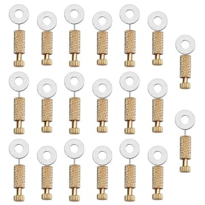 Könnte beinhalten: Eine Sammlung von messingfarbenen Möbelverbindern mit gerändeltem Körper und silberfarbener Unterlegscheibe. Die Verbinder haben einen schraubenartigen Sockel und sind für die Möbelmontage konzipiert. Das Bild zeigt mehrere Einheiten.