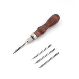 Könnte beinhalten: Ein Lederhandwerkzeug-Set mit einem Ahle mit Holzgriff und drei austauschbaren Klingen. Die Ahle hat einen dunkelbraunen Holzgriff und eine silberne Metallzwinge. Die Klingen sind silberfarben und haben unterschiedliche Spitzenformen.