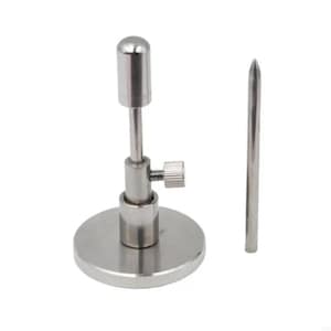Op de afbeelding: Een zilverkleurige metalen standaard met een ronde voet, een verticale stang met een afgeronde bovenkant en een verstelbare kraag die wordt vastgezet met een kartelschroef. Naast de standaard ligt een slanke, puntige metalen staaf.
