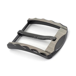 Könnte beinhalten: Ein Set aus drei Keramikbechern mit gesprenkelter, matter Oberfläche. Die Becher sind in Creme-, Hellgrau- und Dunkelgrautönen gehalten. Jeder Becher hat ein schlichtes, minimalistisches Design, ideal für Kaffee oder Tee.