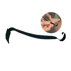 Könnte beinhalten: Ein schwarzes Töpferwerkzeug aus Metall mit einem langen, geschwungenen Griff, einer flachen, abgewinkelten Klinge an einem Ende und einem kleinen, abgerundeten Haken am anderen Ende. Das Werkzeug dient zum Formen und Verfeinern von Tonoberflächen.