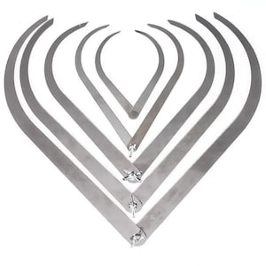 Op de afbeelding: Een set van vier zilverkleurige metalen passer-instrumenten gerangschikt in een hartvormige formatie. Elk gereedschap heeft twee gebogen armen die verbonden zijn op een centraal draaipunt, vastgezet met een kleine metalen vleugelmoer voor afstelling.