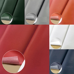 Peut inclure: Un collage d'échantillons de cuir de différentes couleurs, dont vert foncé, gris, orange, rouge, blanc et bleu marine. Chaque échantillon présente une surface texturée et un coin décollé révélant le dessous.