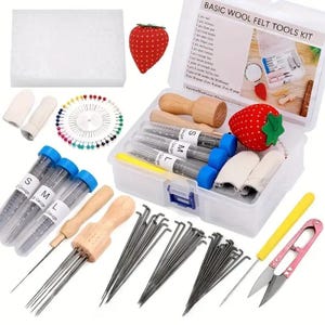 Puede incluir: Un kit básico de herramientas de fieltro de lana con varios suministros para manualidades. Incluye agujas, un recipiente de plástico transparente, un artículo de fieltro con forma de fresa y otras herramientas. El kit también contiene una almohadilla de espuma, dedales y tijeras.
