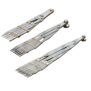 Op de afbeelding: Drie zilverkleurige, meervoudige gereedschappen met koperkleurige klinknagels en een scharnierend ontwerp. Elk gereedschap heeft een handvat en een reeks verstelbare pinnen, waarschijnlijk om te meten of te markeren. De gereedschappen zijn diagonaal geplaatst tegen een witte achtergrond.