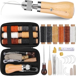 Può includere: Kit di attrezzi per la lavorazione della pelle con un lesina per cucire con manico in legno, rocchetti di filo di vari colori, aghi e altri accessori. Il kit include una custodia nera con cerniera per riporre.