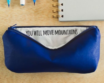 Vous déplacerez des montagnes. Sac à crayons personnalisé inspirant, message caché personnalisé, cuir végétalien au cobalt doux, trouvailles de rentrée scolaire