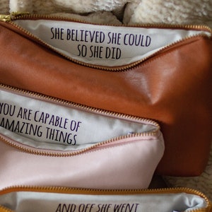 Regalos únicos para mujeres. Bolsa con cremallera y mensaje secreto. Ella creyó que podía y lo hizo. Regalo de empoderamiento para sobrevivientes y graduadas.