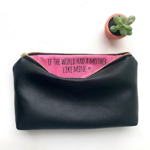 Cadeau personnalisé pour maman | Trousse de maquillage en cuir végétalien à message caché Une mère comme la mienne, couleurs au choix. Fabriqué à la main aux États-Unis.