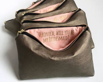 Cadeau de proposition de demoiselle d'honneur personnalisé. Cadeau de demoiselle d'honneur personnalisé. Cuir végétalien doré. Sac de demoiselle d'honneur. Trousse de maquillage pour mariage