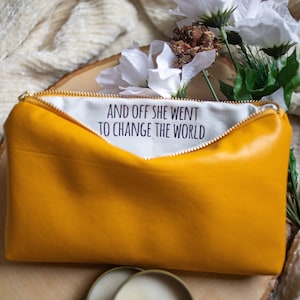Trousse per il trucco con cerniera "E via, se ne andò". Scegli i colori. Messaggio motivazionale. Regalo di laurea motivazionale per lei. Idea regalo per la classe del 2025.